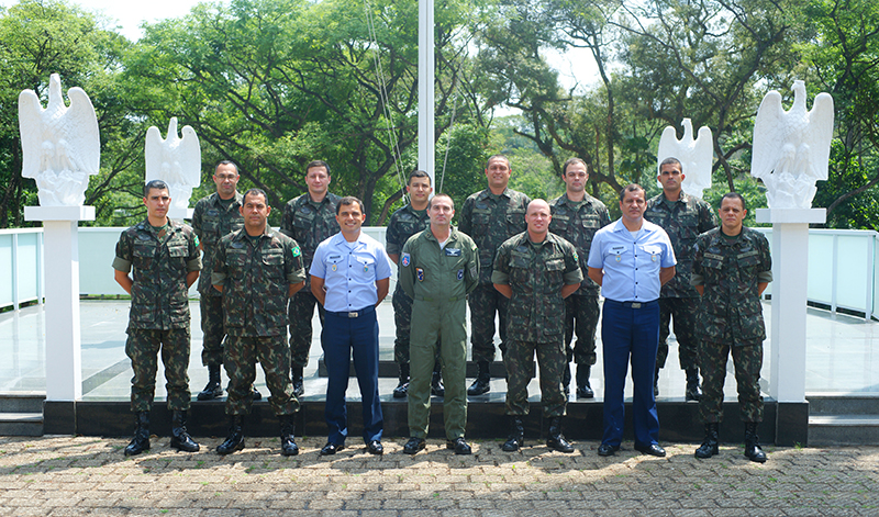 ILA recebe visita de militares do Batalhão de Aviação do Exército 
