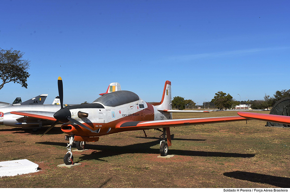 Avião e controle remoto. Avião Tucano da Força Aérea Brasileira