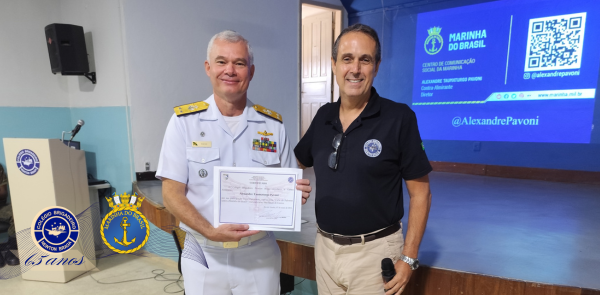 Almirante Pavoni visita o Colégio Brigadeiro Newton Braga e compartilha experiências sobre a carreira na Marinha do Brasil