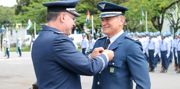 Comandante do CIMAER recebe medalha de 40 anos no Berço dos Especialistas