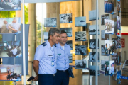 Major-Brigadeiro Madureira visita Exposição DECEA 80 anos no Aeroporto Santos Dumont