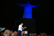 Cristo Redentor é iluminado de azul em homenagem a Santos Dumont