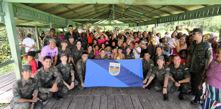Colégio Tenente Rêgo Barros realiza entrega de Cestas Básicas à Comunidade do Cacau Colégio Tenente Rêgo Barros realiza entrega de Cestas Básicas à Comunidade do Cacau