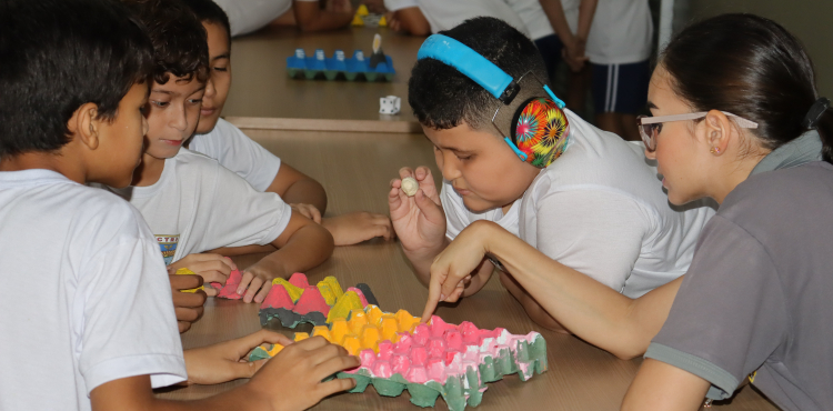 ALUNOS DO QUINTO ANO CRIAM E BRINCAM COM BRINQUEDOS SUSTENTÁVEIS FEITOS POR ELES MESMOS. ALUNOS DO QUINTO ANO CRIAM E BRINCAM COM BRINQUEDOS SUSTENTÁVEIS FEITOS POR ELES MESMOS.