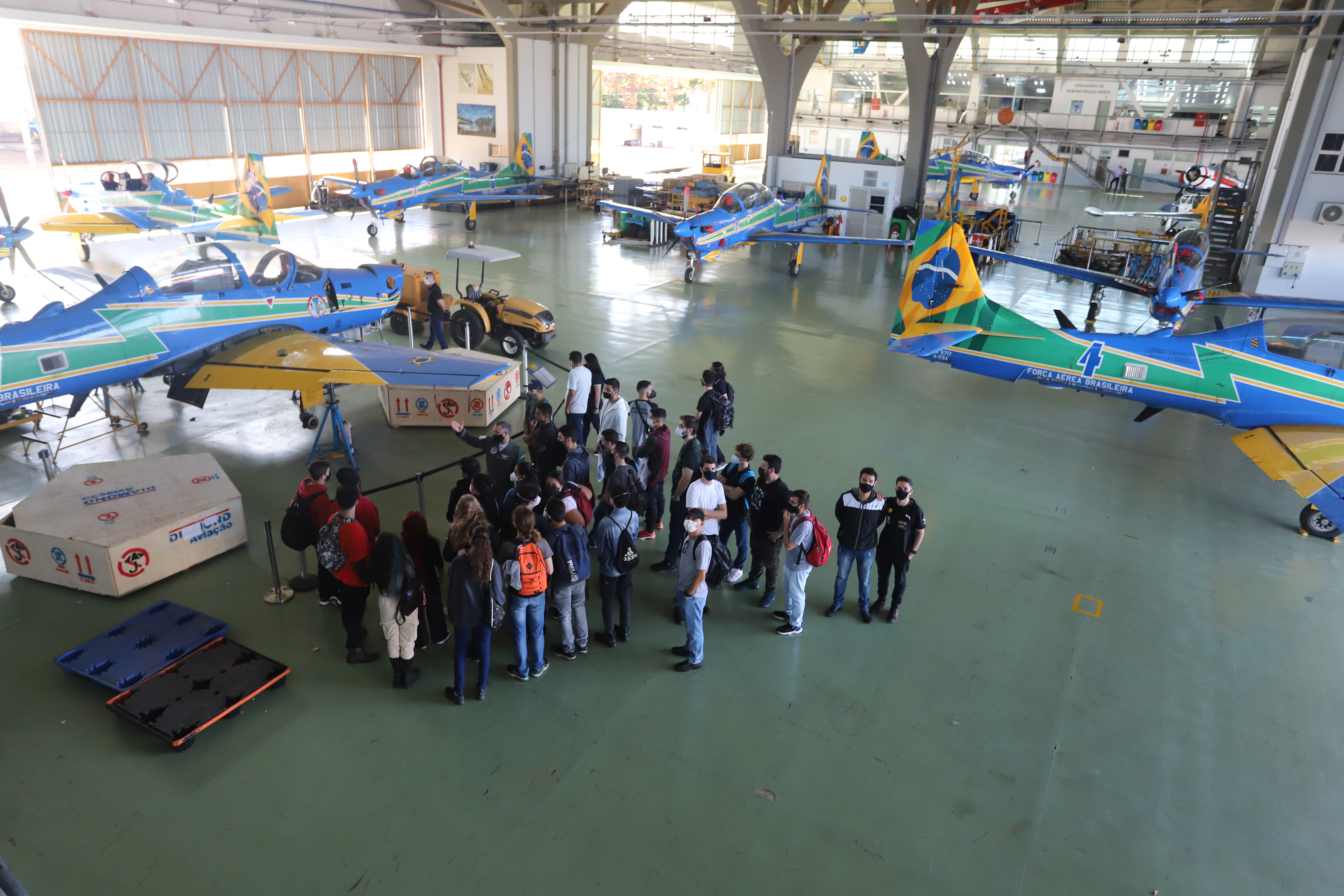 Alunos dos cursos de engenharia e manutenção aeronáutica da USP e Instituto Federal de São Paulo visitam o EDA