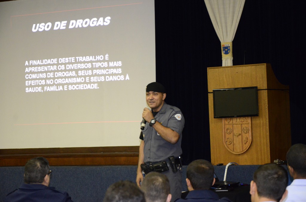 EQUIPE DA POLICIA MILITAR MINISTRA PALESTRA SOBRE DROGAS NO ILA