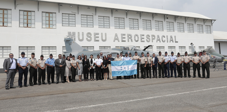 Comitiva de Honduras visita o Museu Aeroespacial