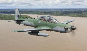 Avião e controle remoto. Avião Tucano da Força Aérea Brasileira
