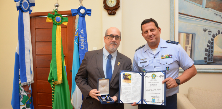 HOMENAGEM – UNIFA realiza cerimônia de entrega de Medalha Santos Dumont